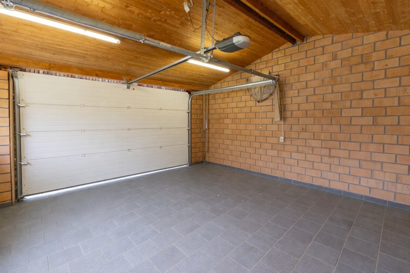 Kloeke woning met tuin, 2 garages en uitweg 