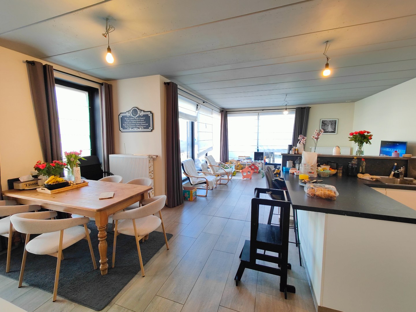 Recent appartement op het 1e verdiep met ruim terras en garage 