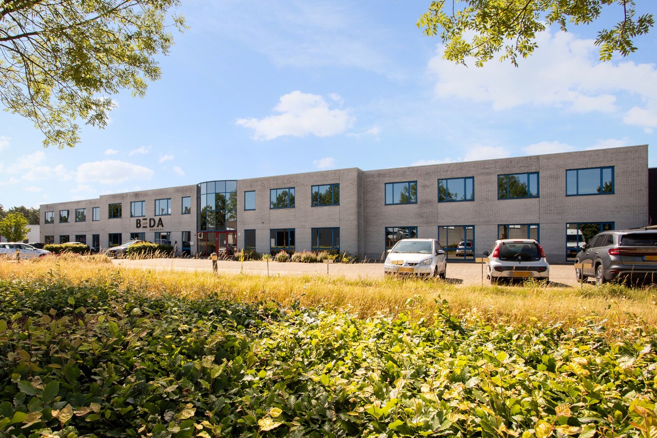 Representatief kantoorpand met 11 kantoorruimtes en circa 20 parkeerplaatsen te huur. 