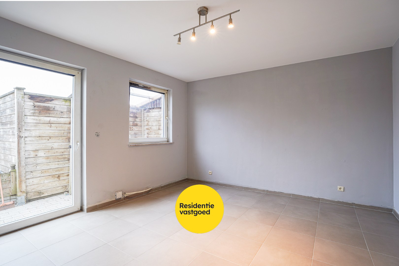 Gelijkvloers appartement inclusief garage, carport en staanplaats nabij het centrum van Ichtegem 