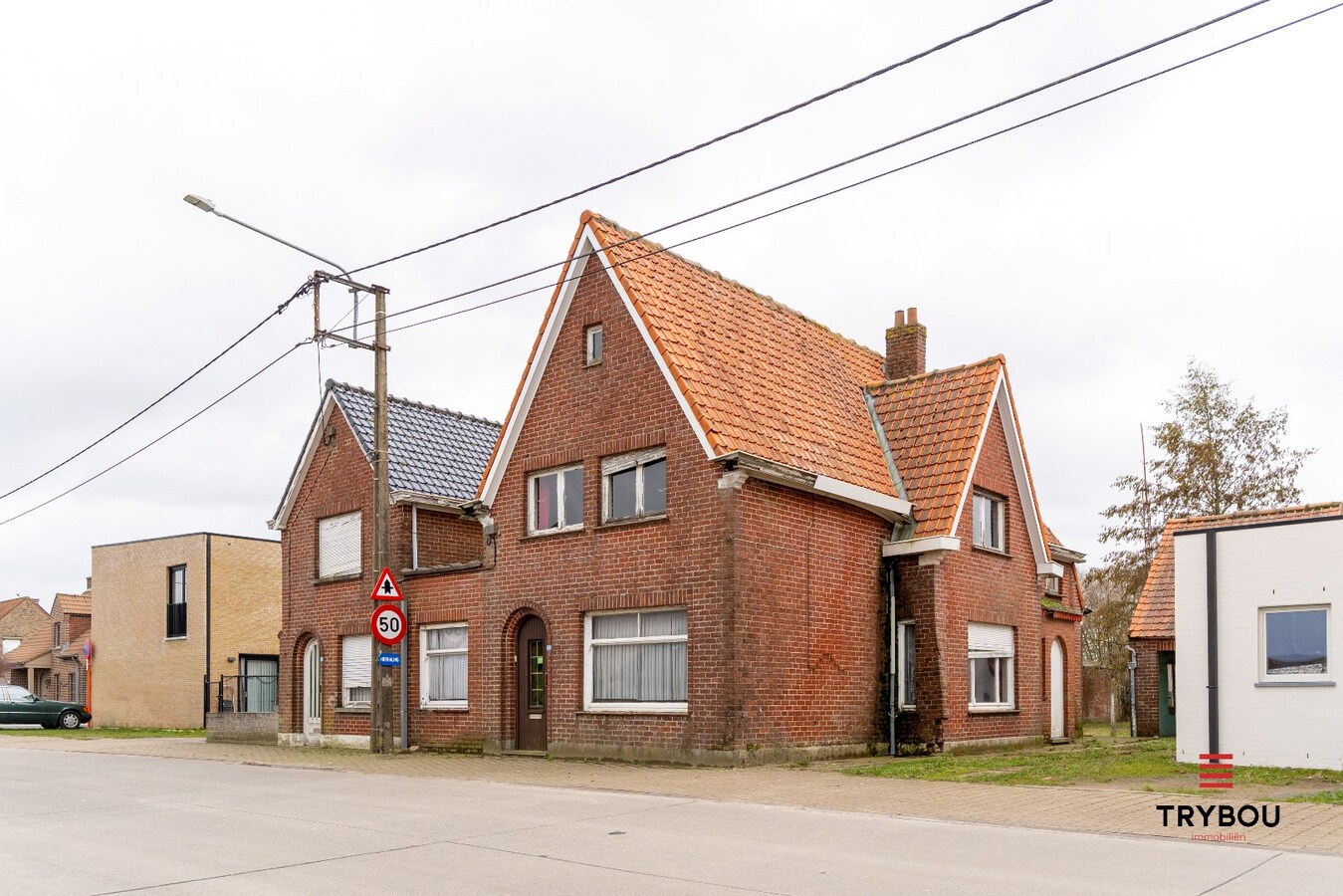 Te renoveren woning met bijgebouw en tuin in Houthulst 