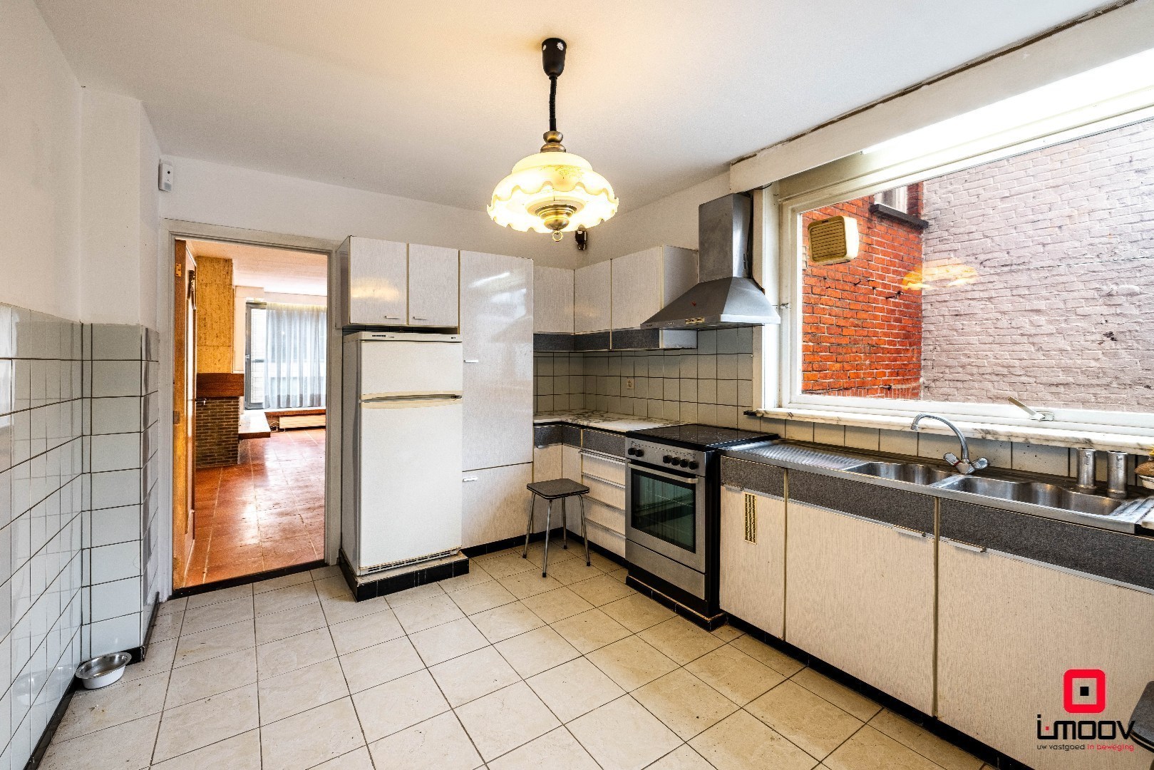 Ruime te renoveren stadswoning met garage en vier slaapkamers in de stationswijk 