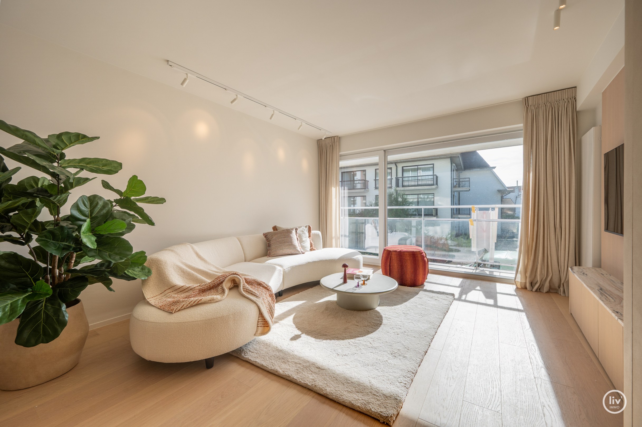 Prachtig gerenoveerd 3 slaapkamerappartement met open zichten gelegen op de Jozef Nellenslaan te Knokke. 