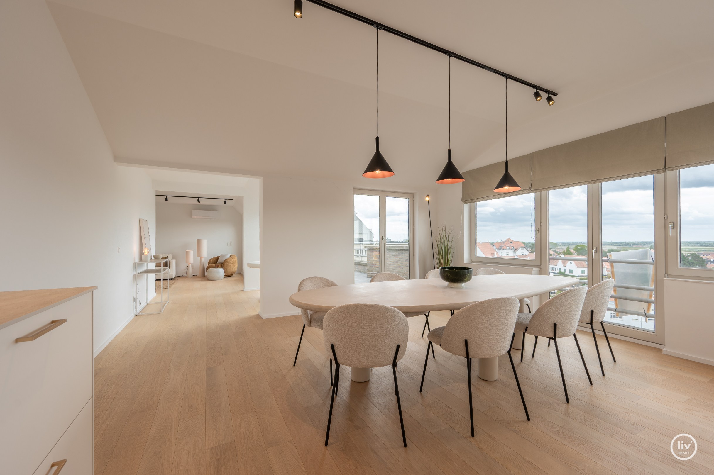 Magnifique appartement en duplex avec une largeur exceptionnelle de façade de 18 mètres et une terrasse généreuse orientée au sud offrant une vue dégagée sur l'arrière-pays de Knokke, à seulement 100 