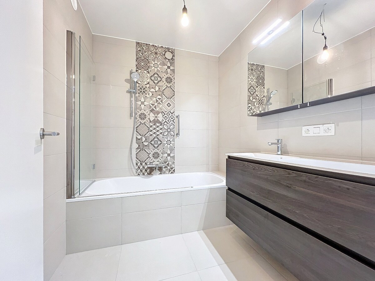 Gelijkvloers nieuwbouwapp. met tuin en garage, centrum Herzele 