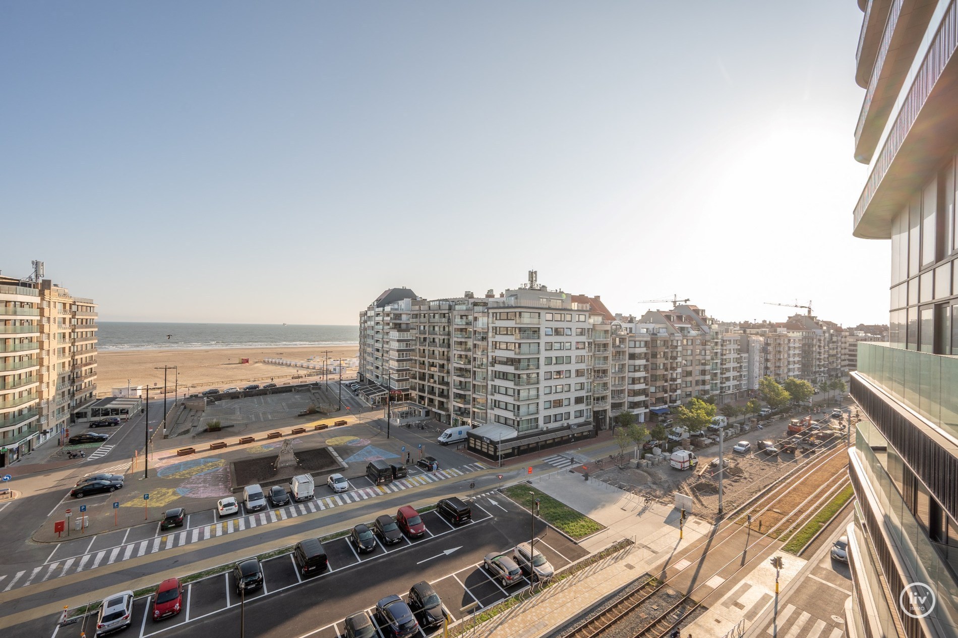 Duplex-appartement te koop in het prestigieuze en architectonisch nieuwbouwproject ‘Heldentoren’, gelegen aan het Heldenplein te Heist met frontaal zicht op de zeedijk en Zee nabij de talrijke winkels 