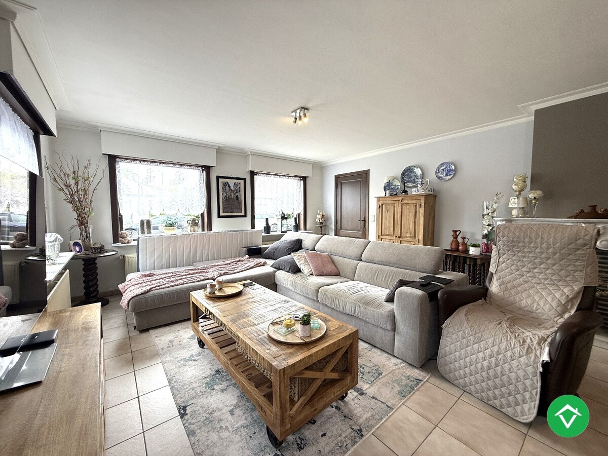 Alleenstaande woning met 5 slaapkamers, tuin en garage/loods te Roeselare 