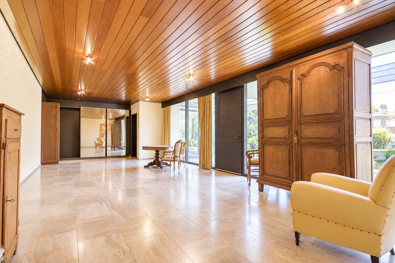 Unieke Villa te Roeselare op 2258m² met 28 zonnepanelen en 432m² bewoonbare oppervlakte! 