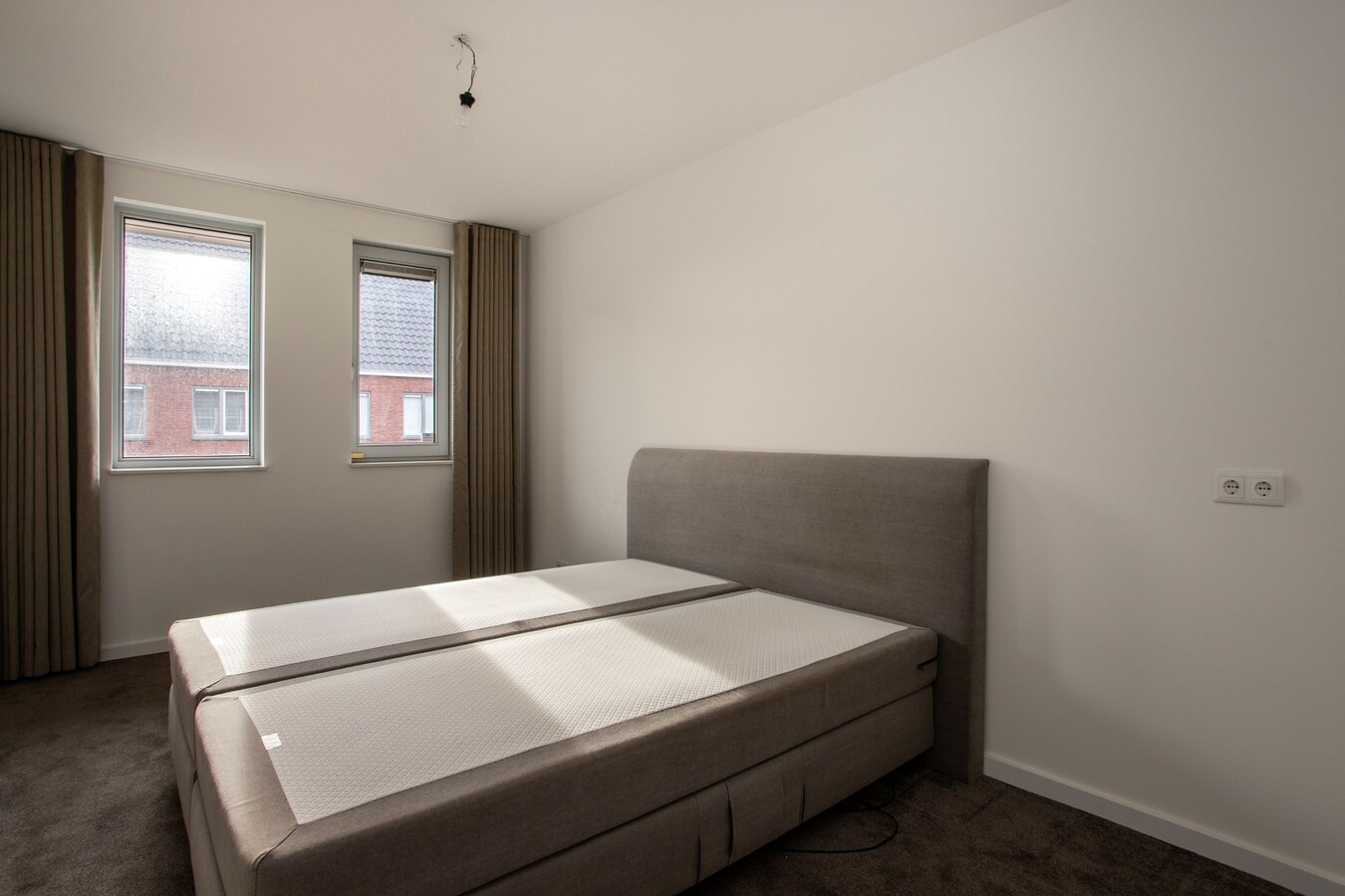 Moderne hoekwoning uit 2016 gelegen in een jonge en kindvriendelijke woonwijk in Lage Mierde. 