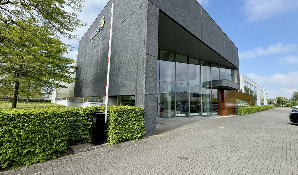 Bedrijfsgebouw met buitenopslag te huur vlakbij E17 in Zwijndrecht