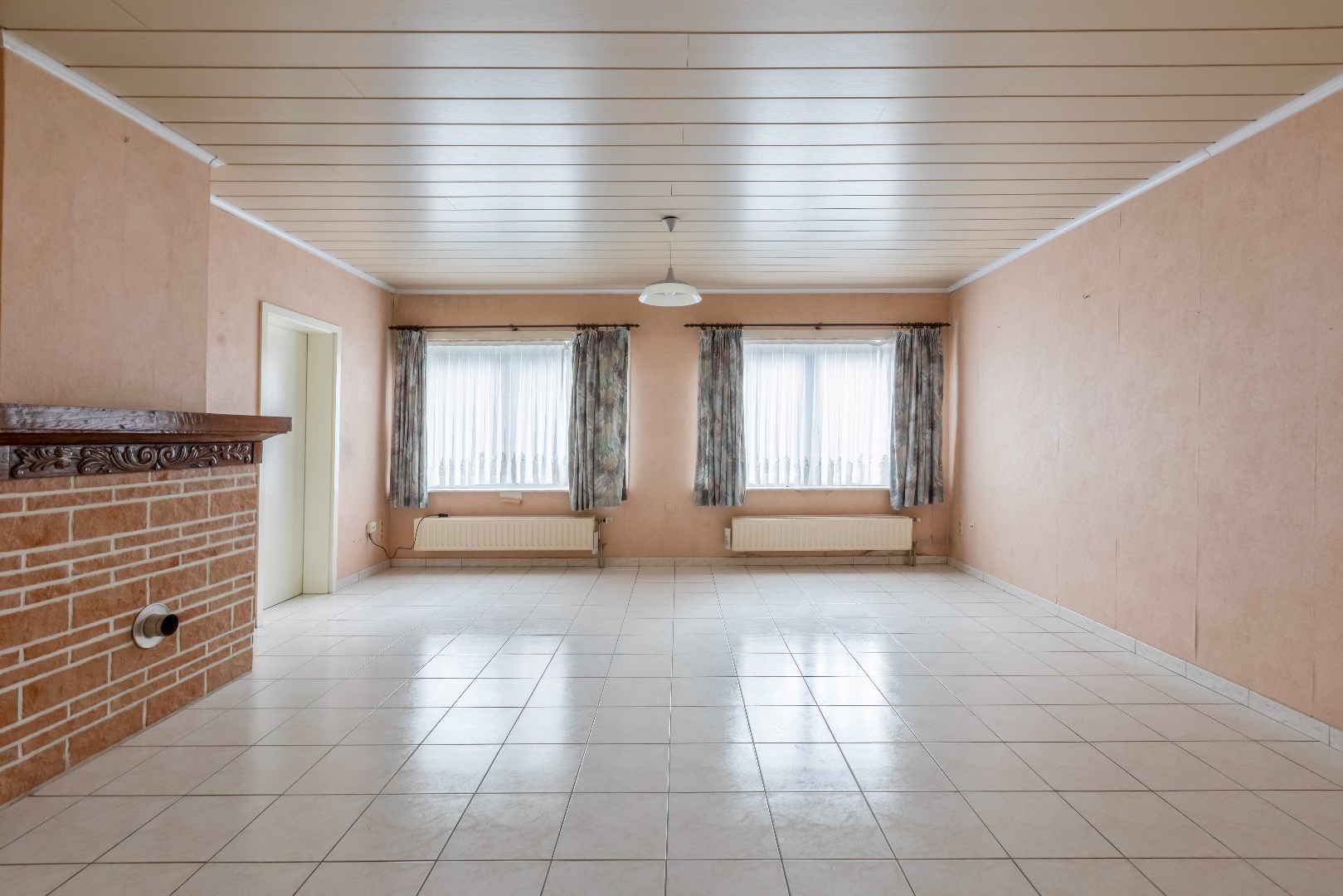 VERKOCHT ! Opbrengsteigendom met 2 appartementen en 2 garages 