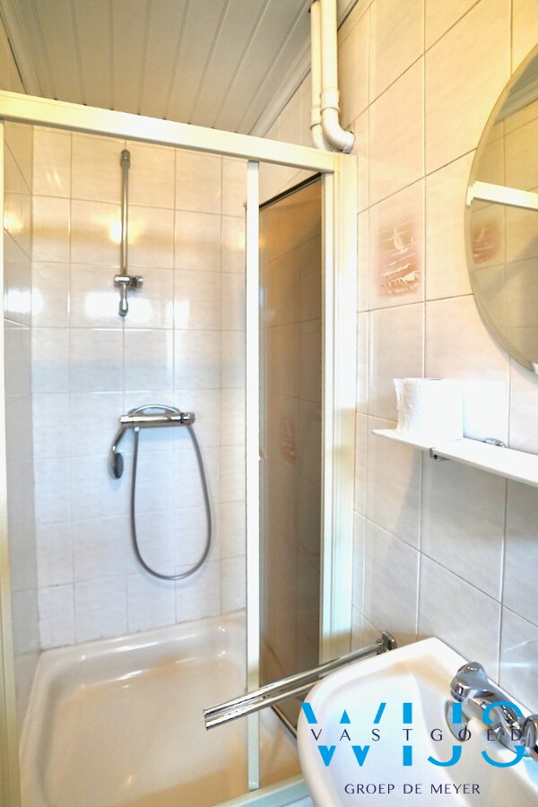 Halfopen bebouwing met vernieuwd dak en topligging in hartje Evergem ! 