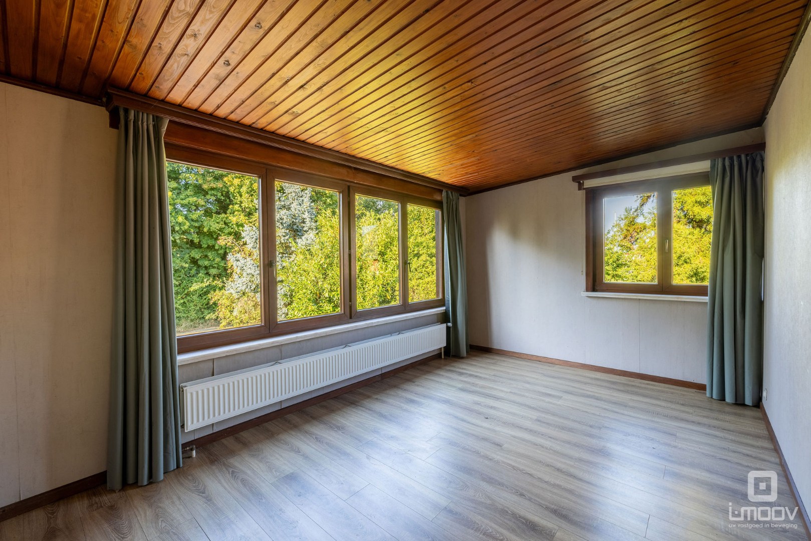 Te renoveren woning met 4 slaapkamers en dubbele garage 