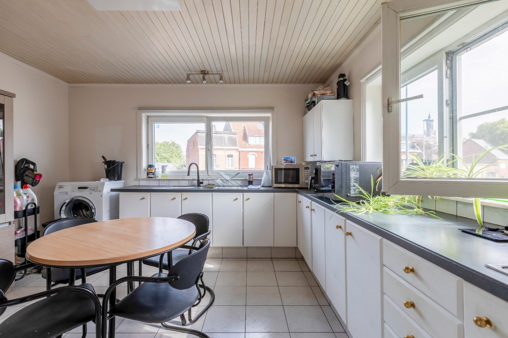 VERKOCHT ! Opbrengsteigendom met 2 appartementen en 2 garages 