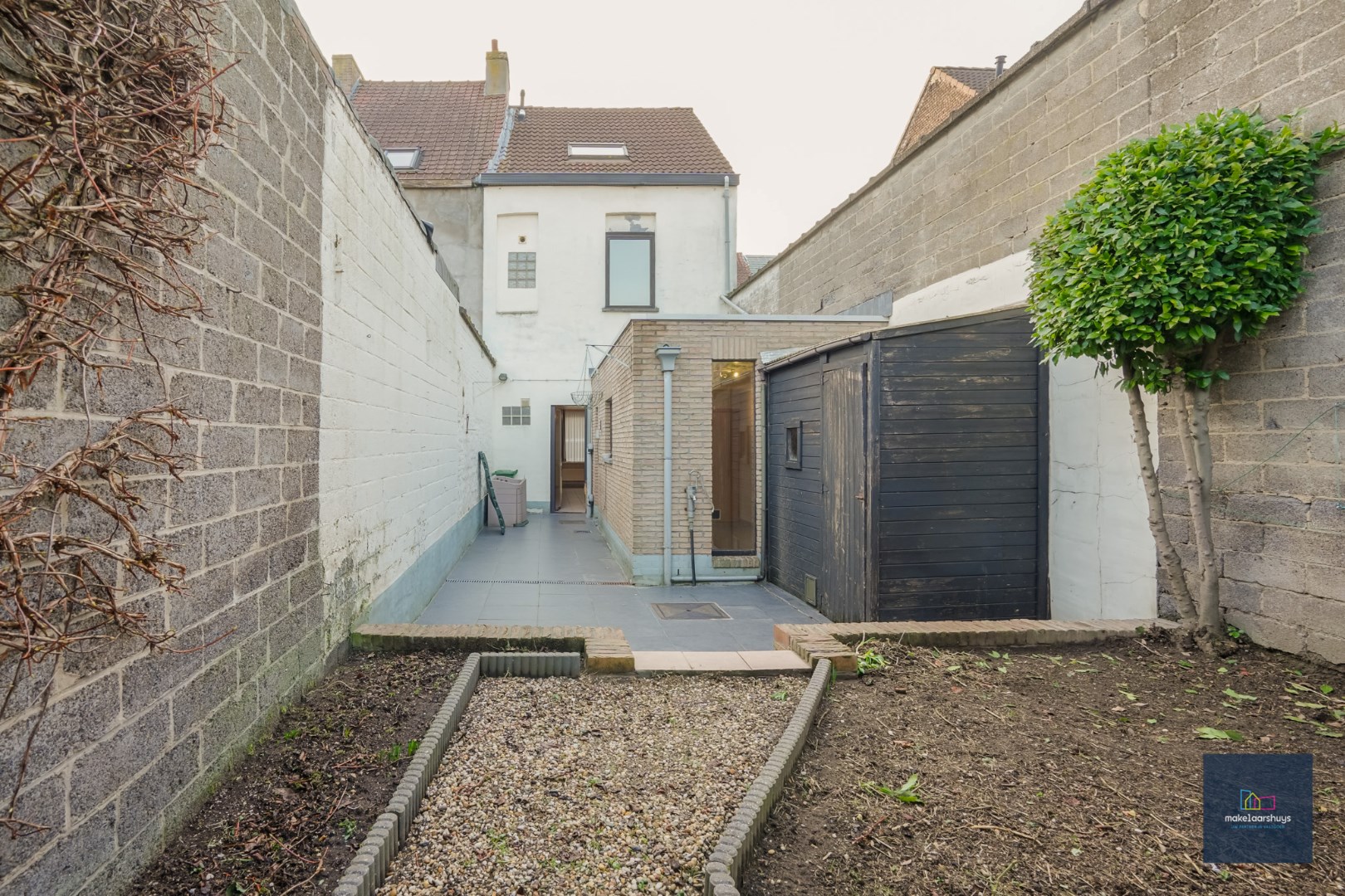 VERKOCHT !!! Te renoveren woning met aangename buitenruimte 