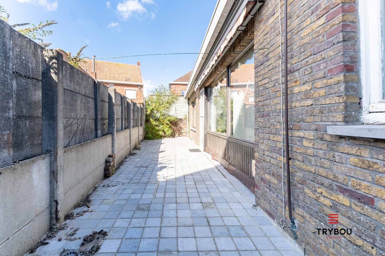 Gelijkvloerse woning met 2 garages in het centrum van Houthulst 