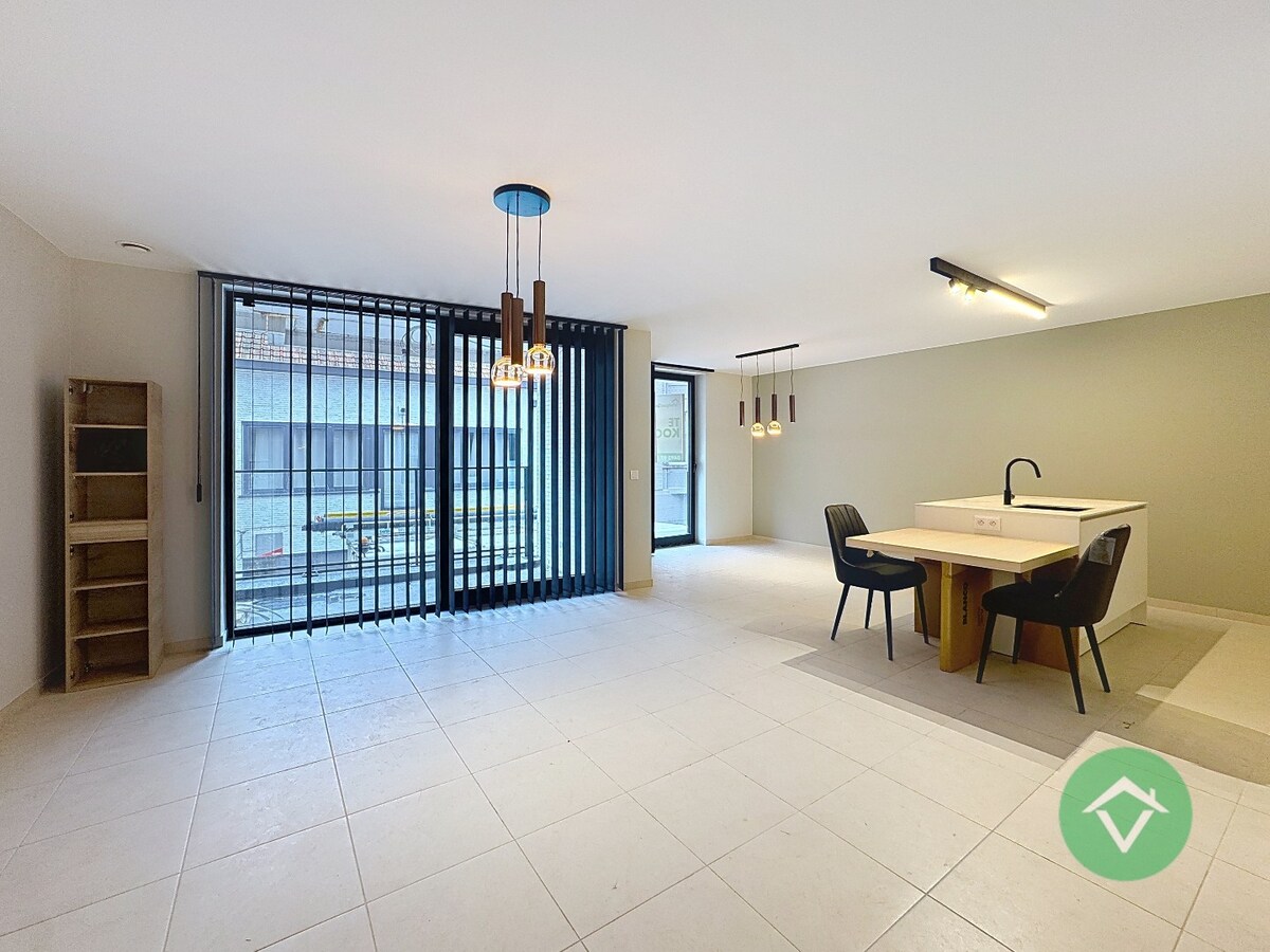 Volledig geschilderd Instapklaar appartement met garage in centrum Koekelare 