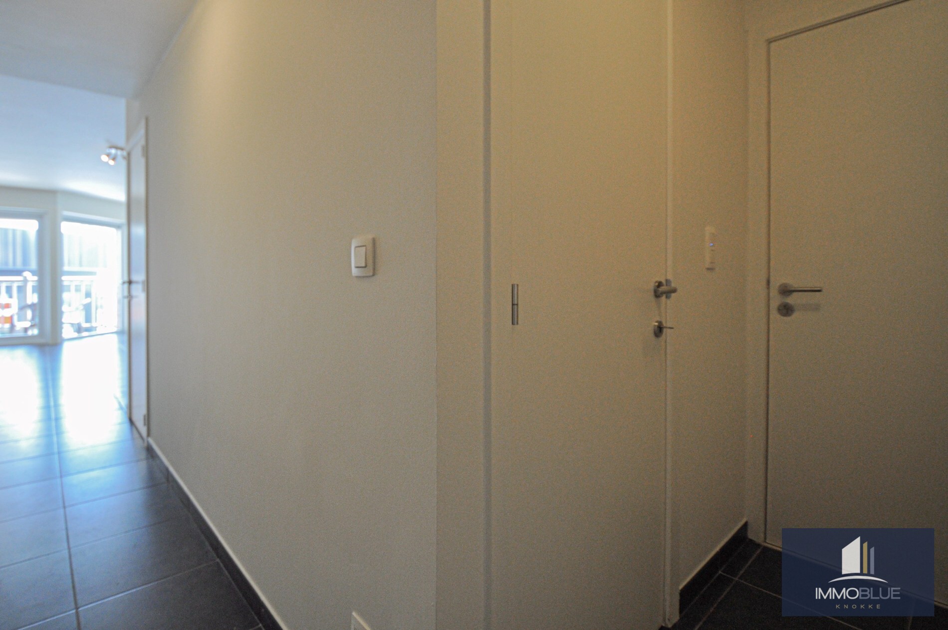 Appartement idéalement situé avec vue partielle sur la mer et sur le centre commercial. 