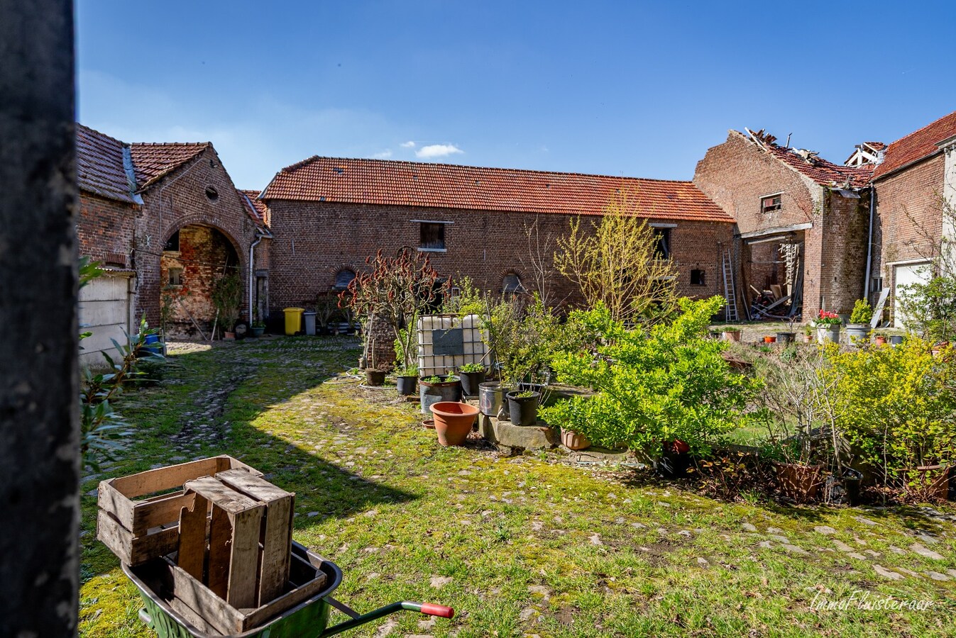 Te renoveren vierkantshoeve op een ruim perceel van ca. 2,6ha te Kortenaken 