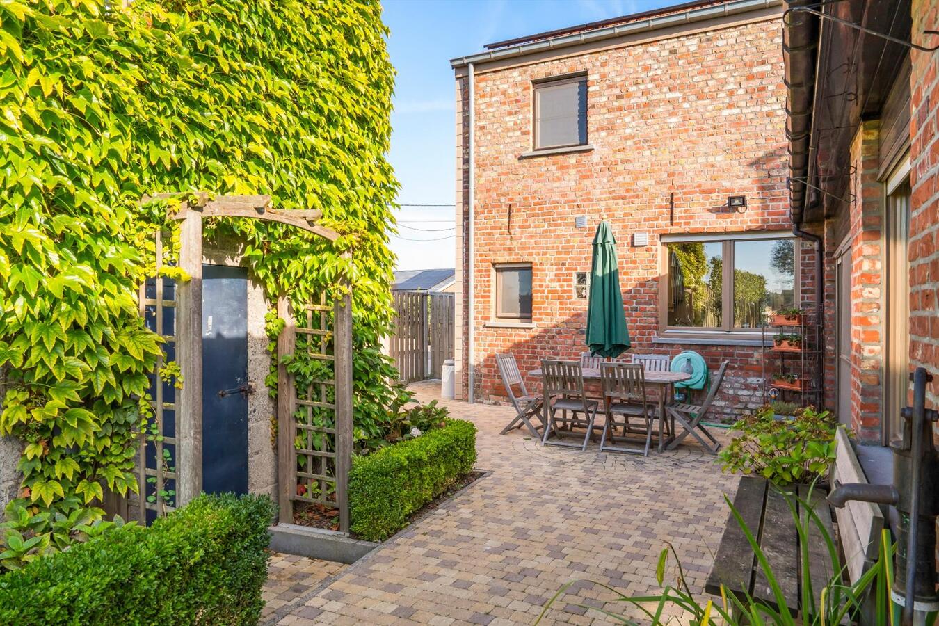 Rustige gelegen, vrijstaande woning met ruime nieuwbouwgarage 