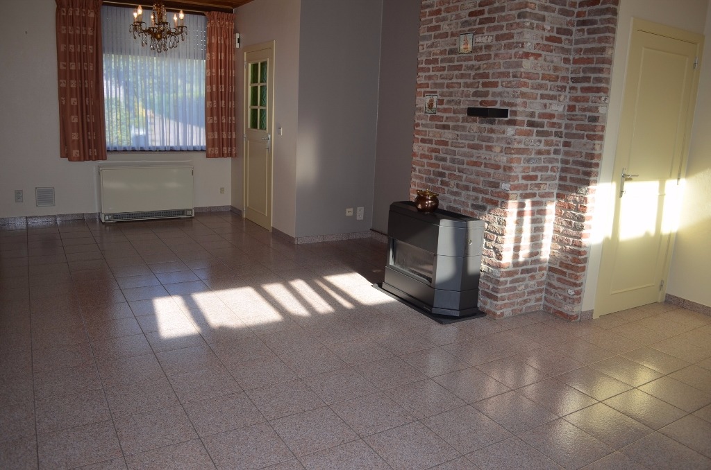 Rijwoning met 2 slpks en tuin te Adegem 