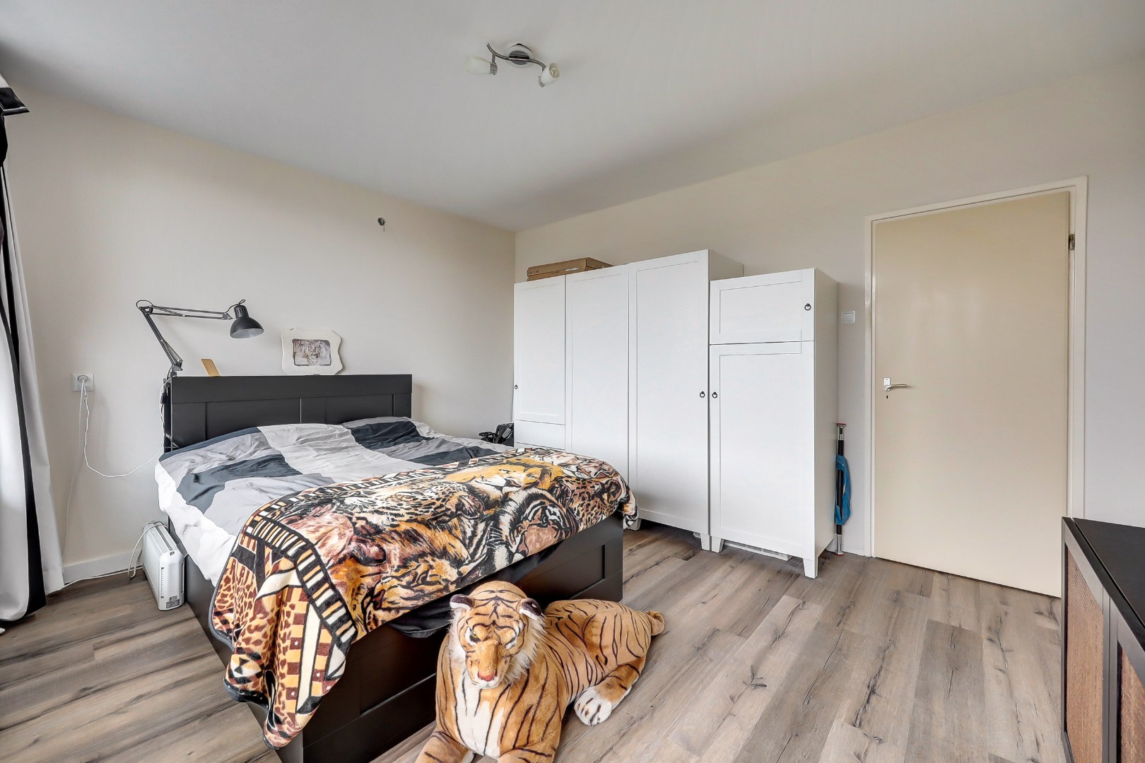 Instapklaar 2-kamer appartement op de 6e verdieping met moderne keuken en badkamer, balkon, berging in de onderbouw en gelegen op eigen grond. 