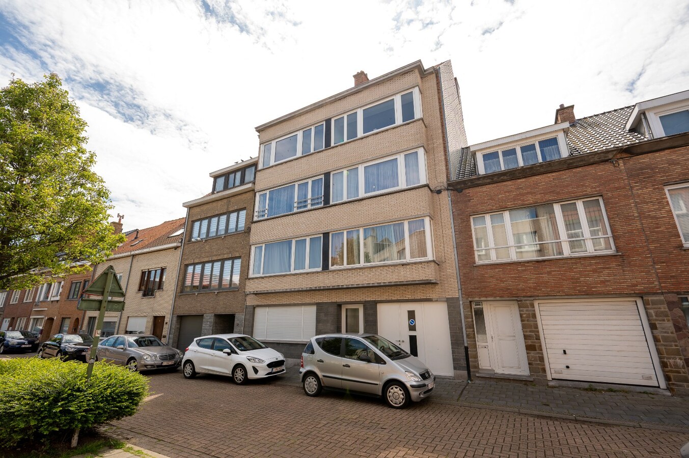 RUIM 2-SLAAPKAMER APPARTEMENT + GARAGEBOX 