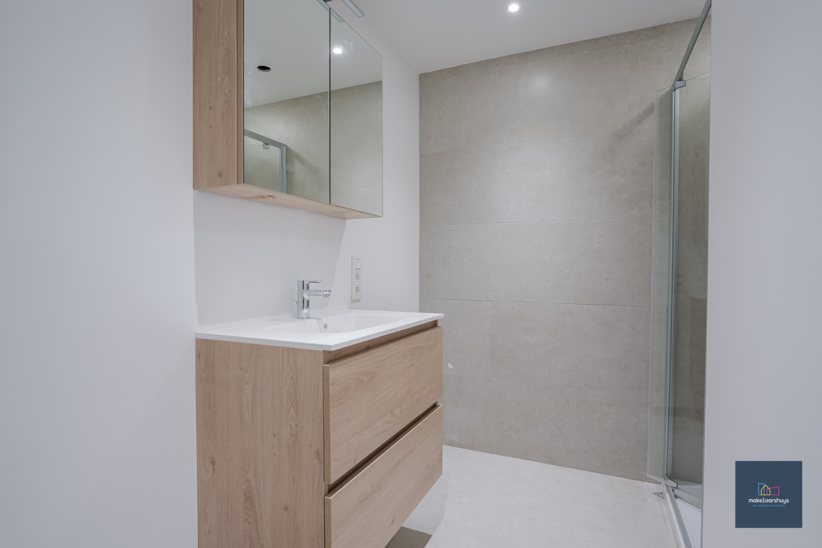 Nieuw gelijkvloers 2 slaapkamerappartement met koer 