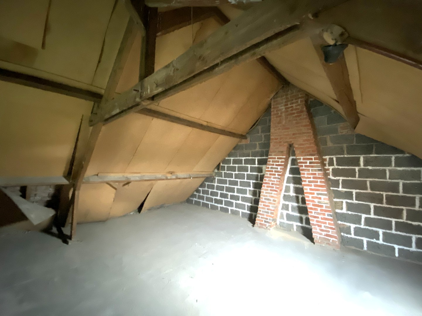 Degelijke halfopen bebouwing met groot potentieel op mooi hoekperceel van 524 m²! 