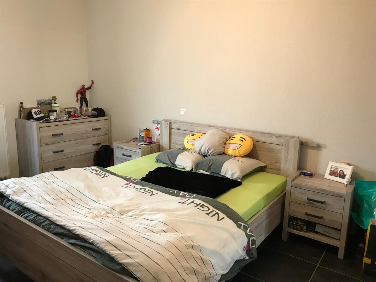 Ruim 2 slaapkamerappartement op de Markt in Houthulst 