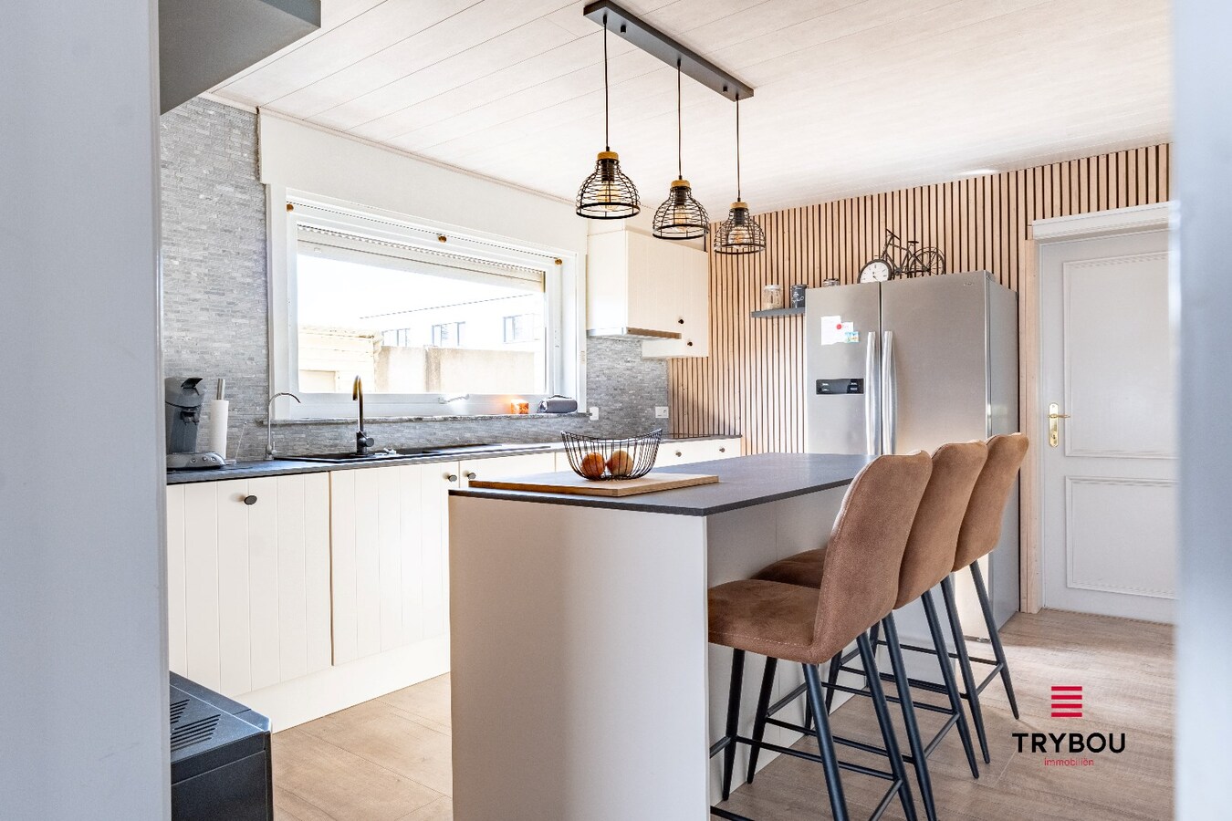 Instapklare gezinswoning met garage en prachtige tuin in rustige straat 