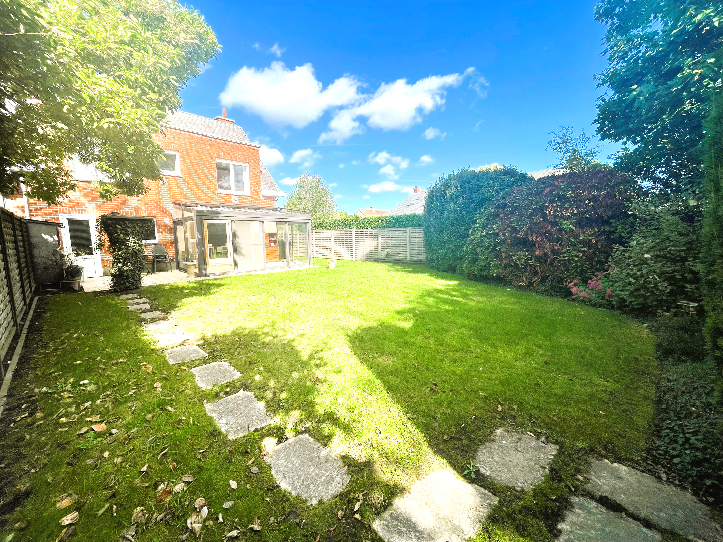 Halfopen bebouwing met 4 slaapkamers en leuke tuin 