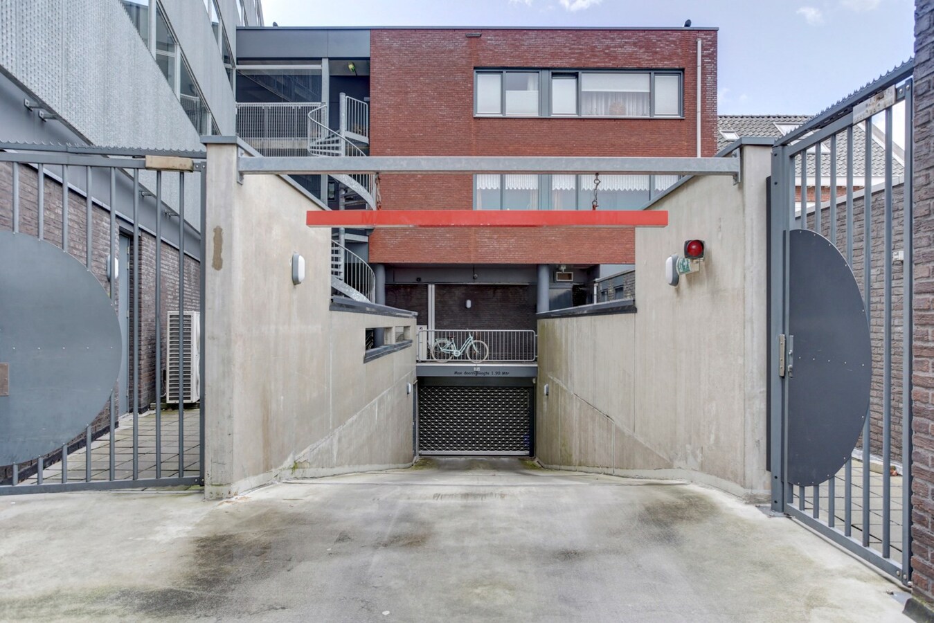 Gelegen in Tilburg ligt dit bijzondere en ruime appartement aan de Besterdring. 