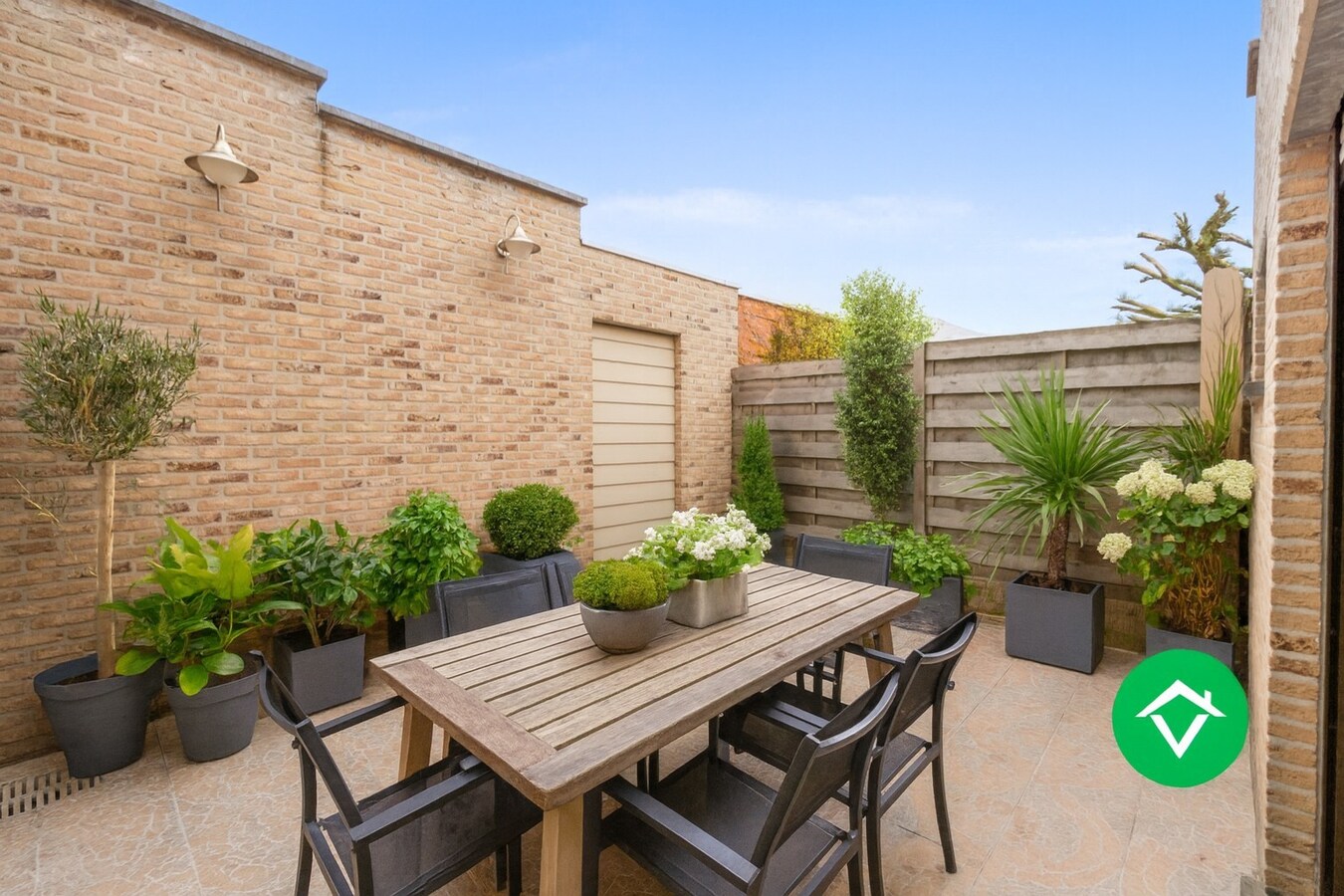 Veelzijdig handelspand met woonst en twee verhuurde appartementen in centrum Aartrijke 