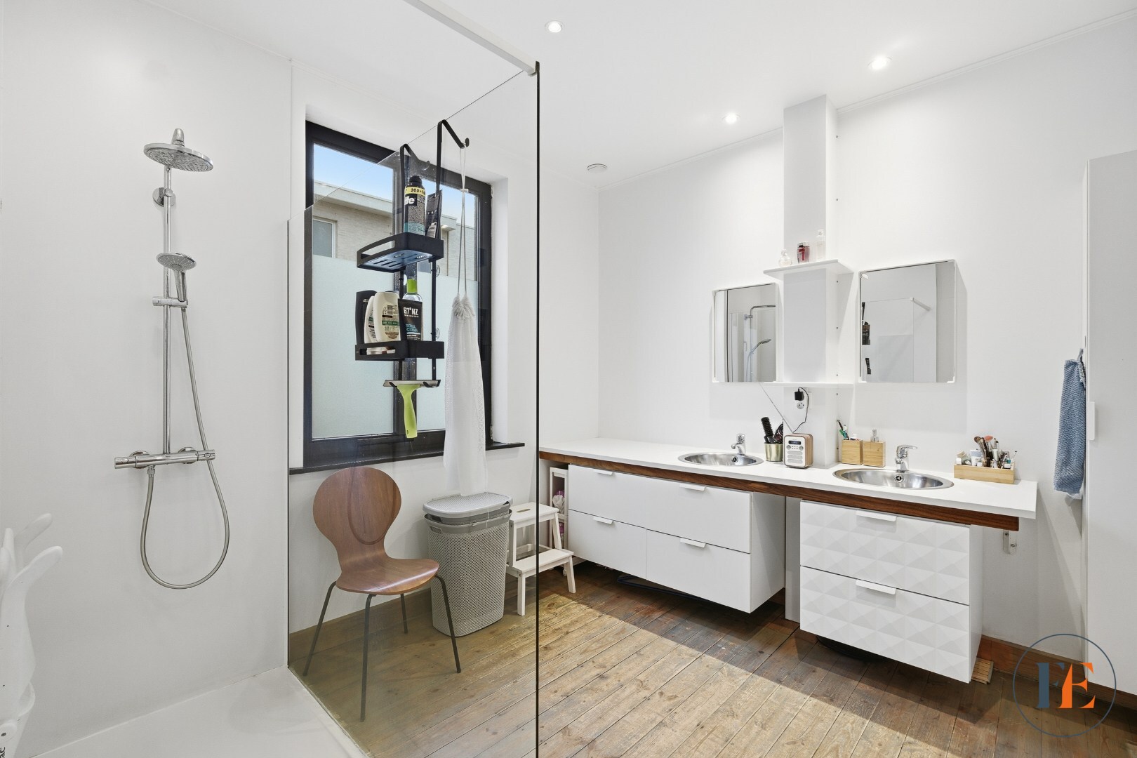 Gezellige eengezinswoning met buitenruimte met INSTELPRIJS 