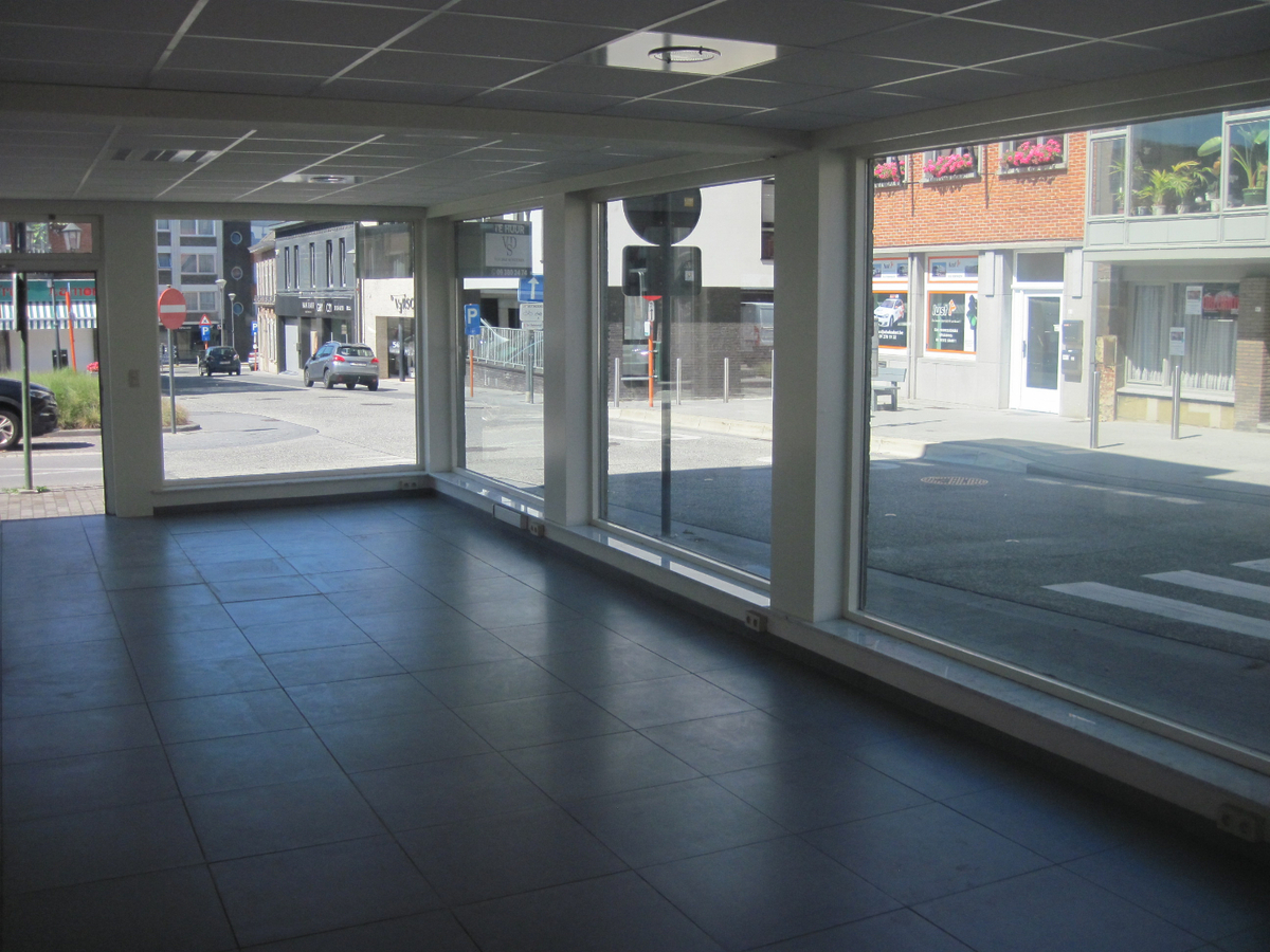 Gelijkvloers pand op top-ligging. Mogelijkheden als winkel of kantoor. 