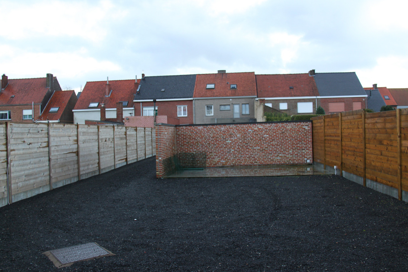 Volledig vernieuwd woning met ruime garage 