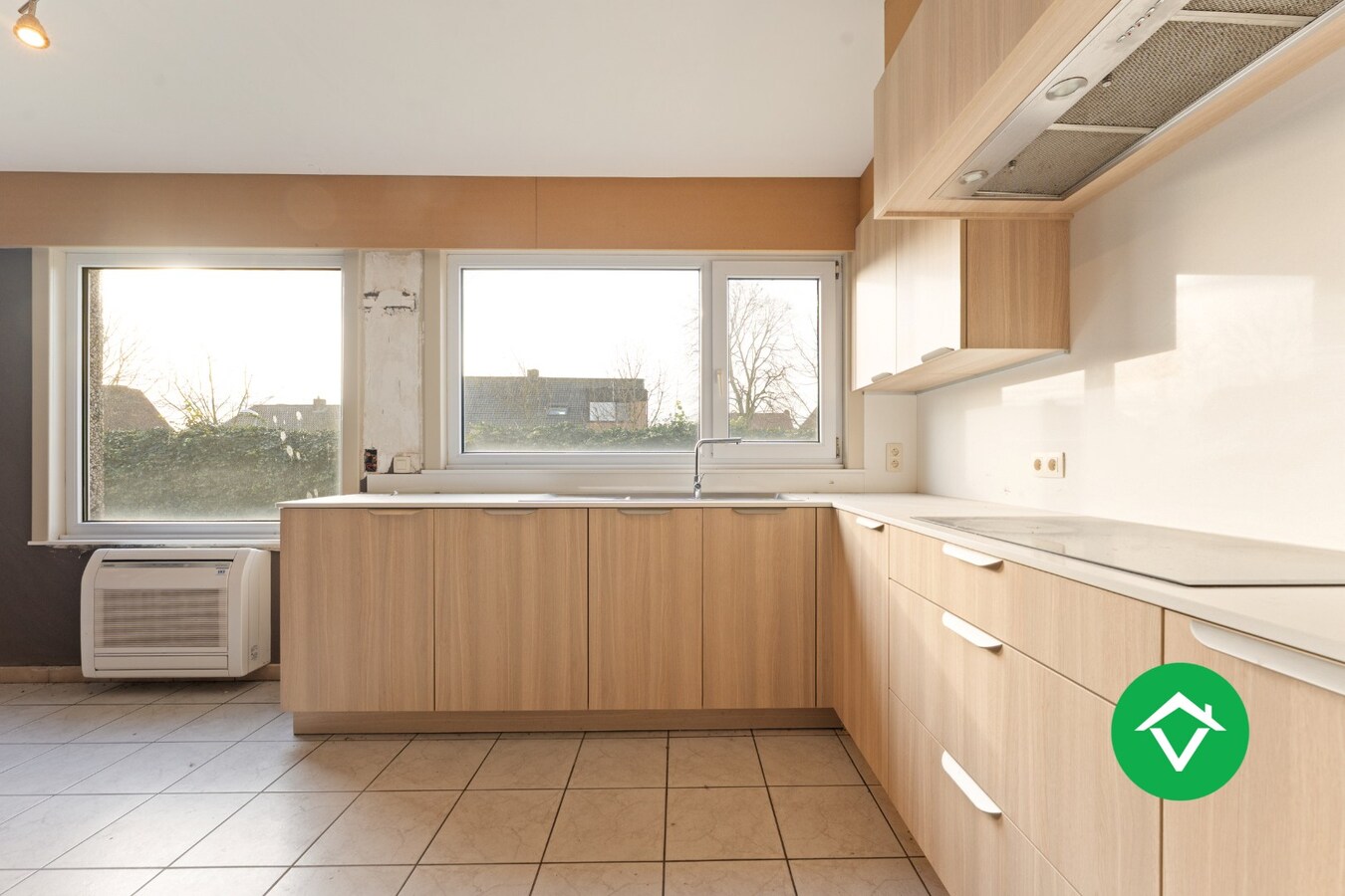 Bedrijfsgebouw met woonst te Ichtegem 