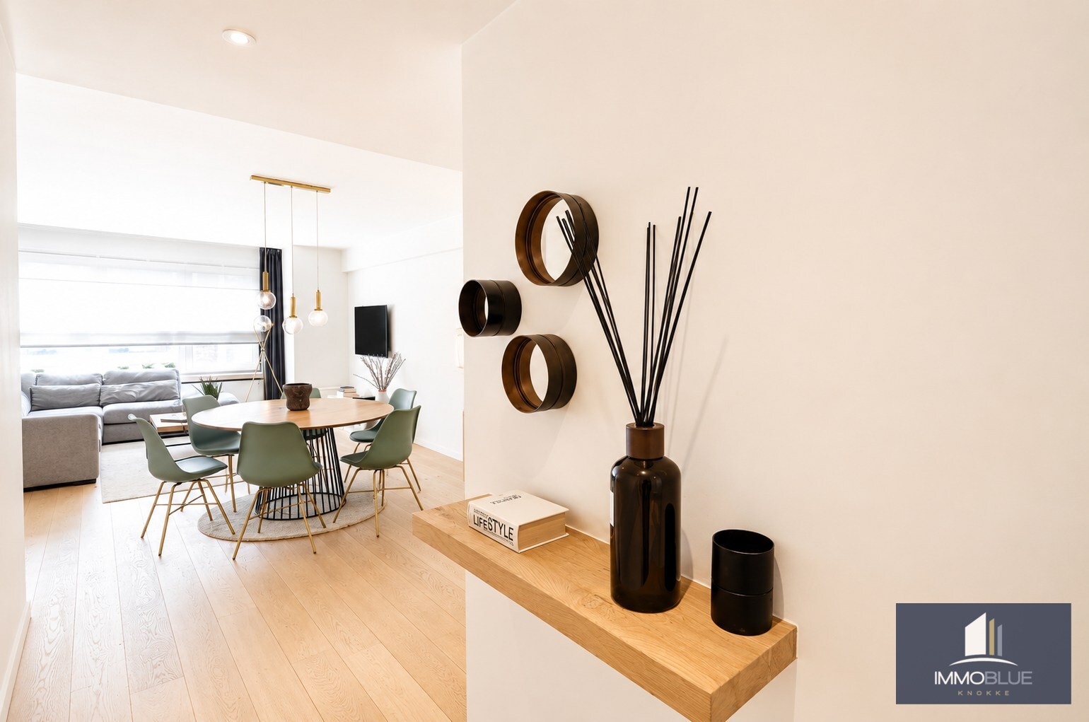Appartement prêt à emménager avec deux chambres à coucher de belle superficie, idéalement situé au centre. 