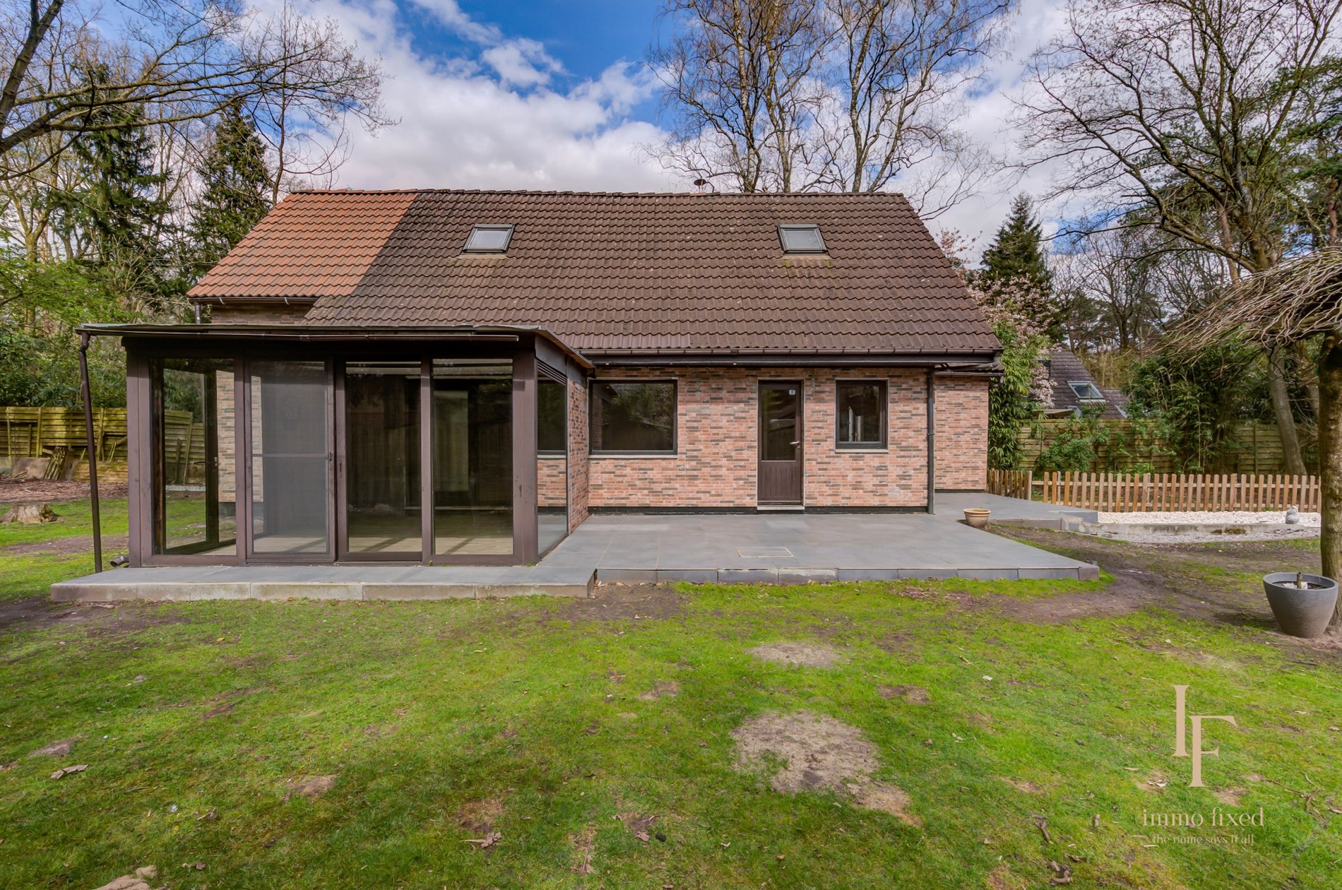 Vrijstaande woning (TE RENOVEREN) op 1400m2 grond te Schilde! 