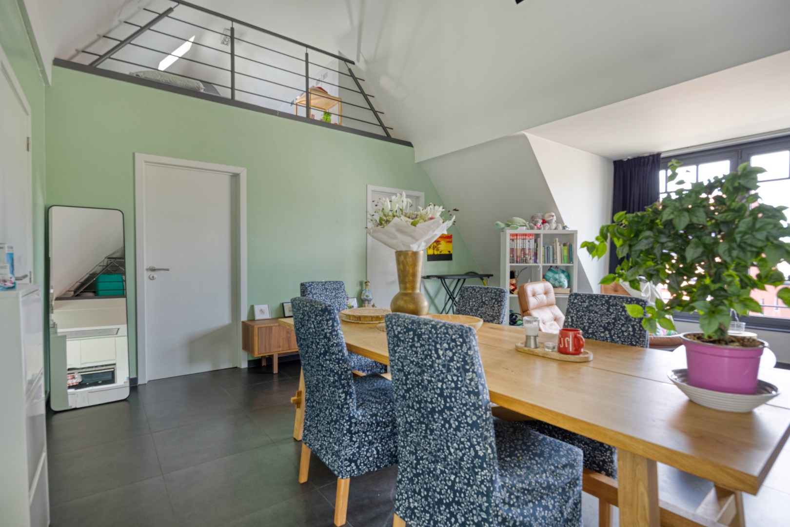 Instapklaar dakappartement met 2-3 slpk. en ruim terras in Olen-centrum 