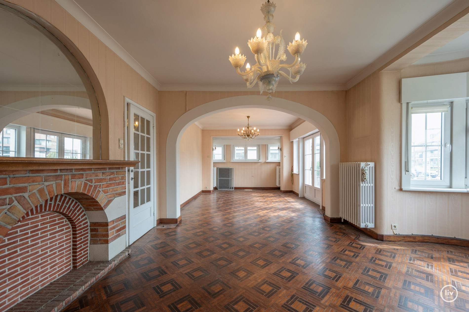 Charmante te renoveren koppelvilla op toplocatie in Knokke, langs de prestigieuze Elizabetlaan en op wandelafstand van strand en casino (met inpandige garagebox) . 