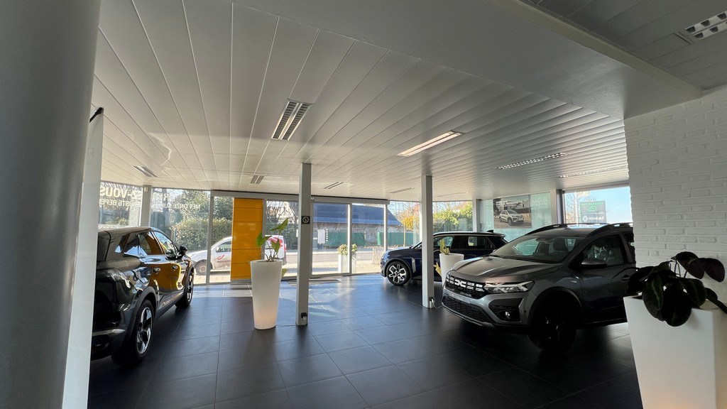 Showroom met werkplaats en appartement te koop in Wondelgem