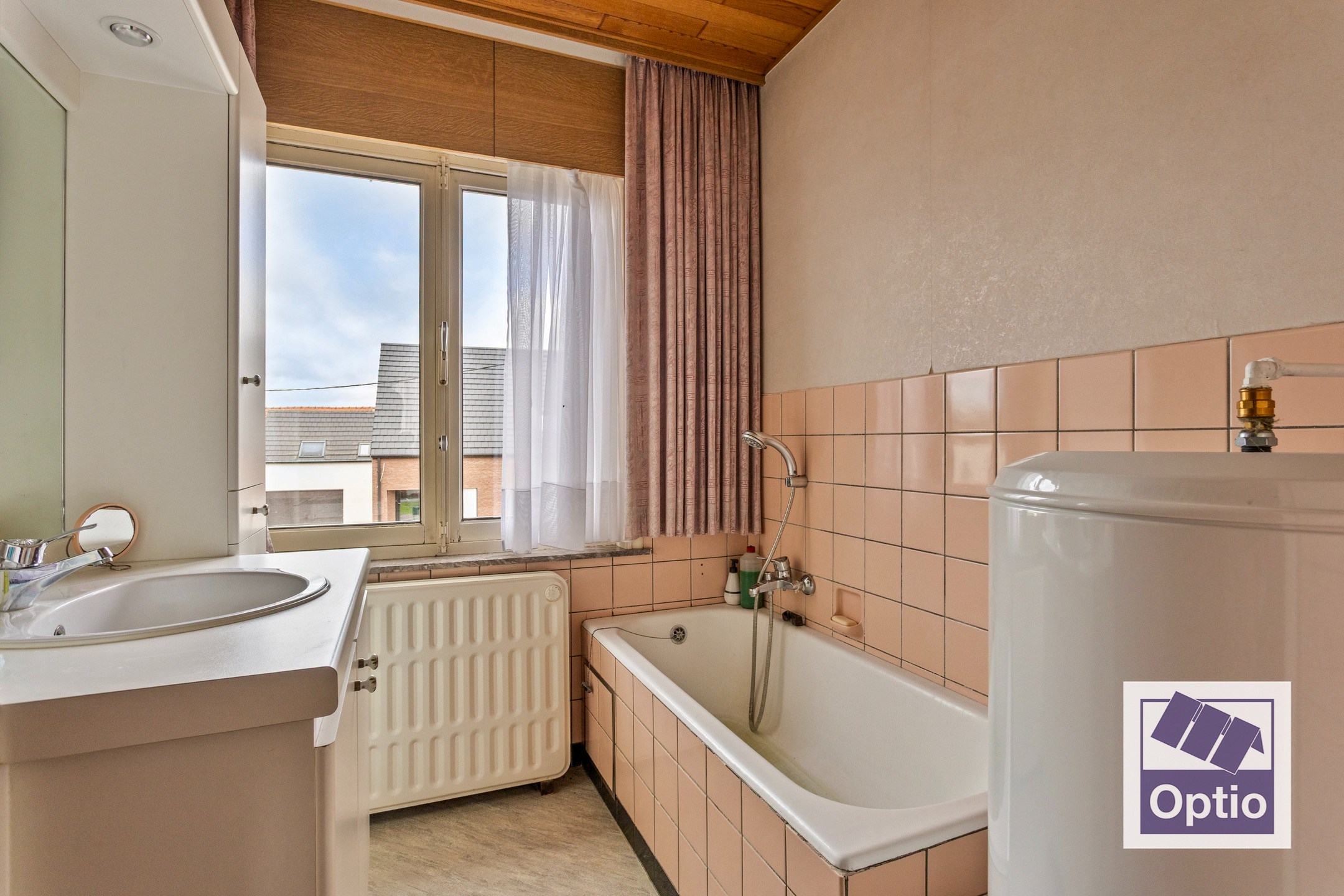 Woning met 5 slaapkamers en grote tuin. 