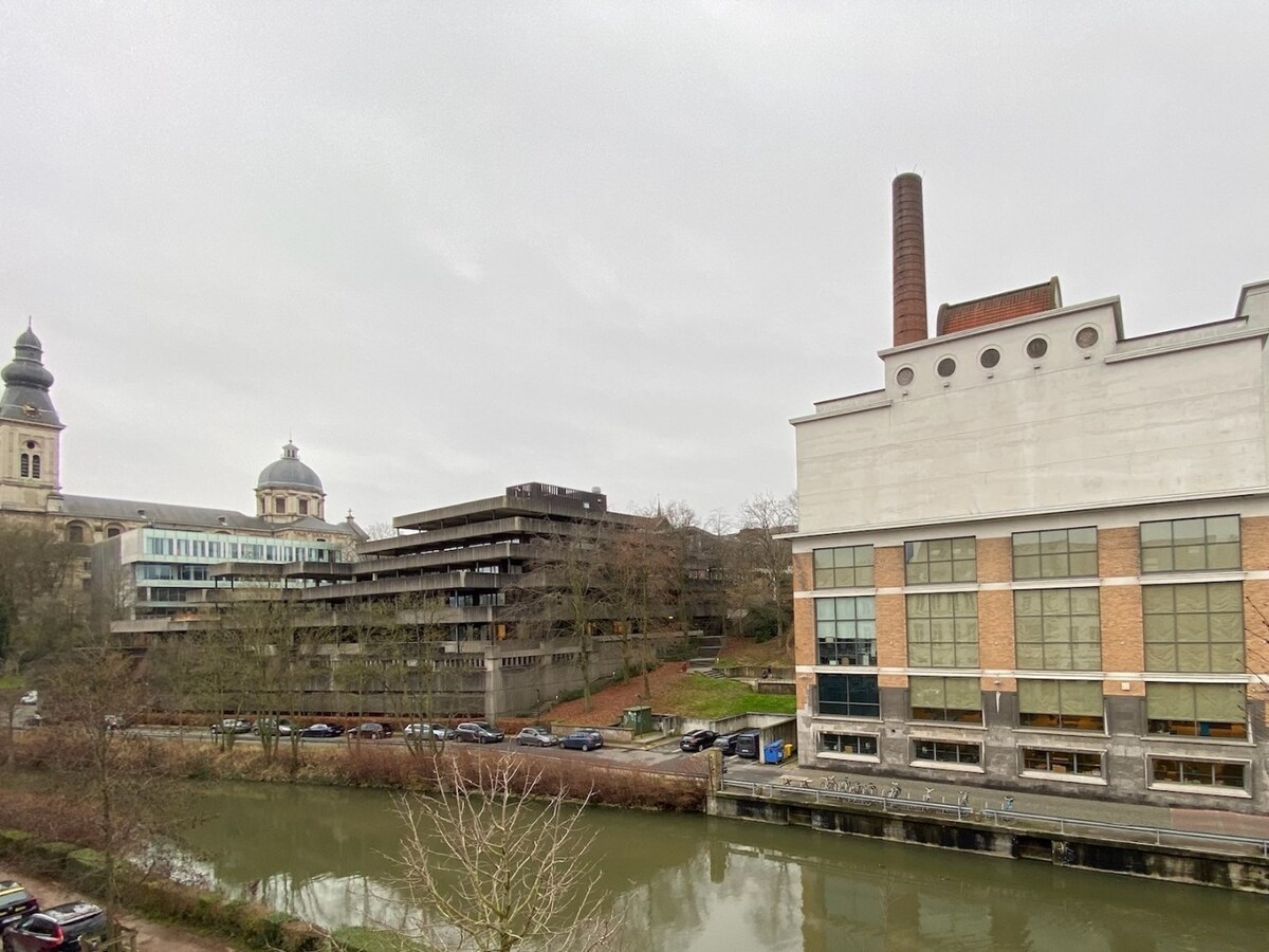Gelijkvloerse kantoorruimte in een karaktervol herenhuis. 