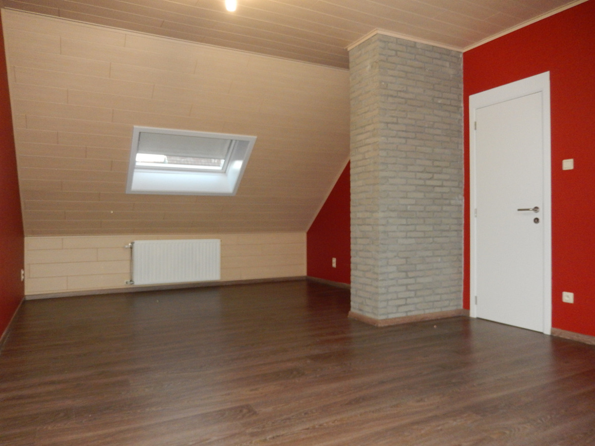 Volledig vernieuwd woning met ruime garage 