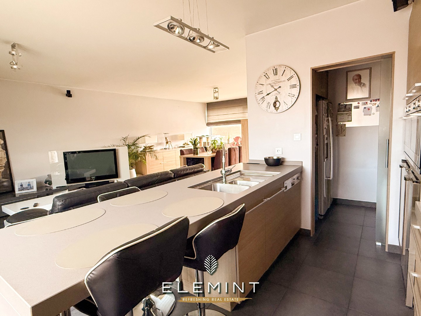 Uniek triplex-appartement met private inkom, 3 slpk, 2 badk &amp; ruim terras met vijver (161 m²) 