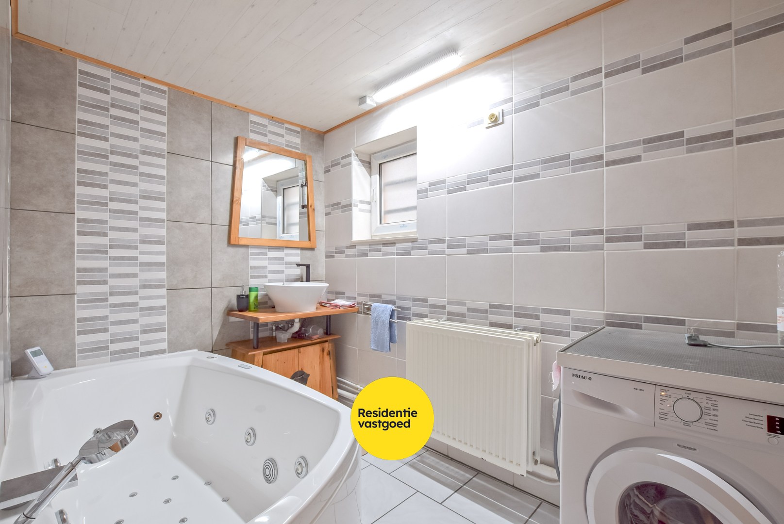 Statige herenhuis te Nieuwpoort-stad met 4 slaapkamers en 2 badkamers. 