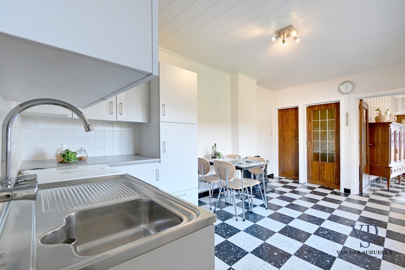 Half Open gezinswoning met potentieel 