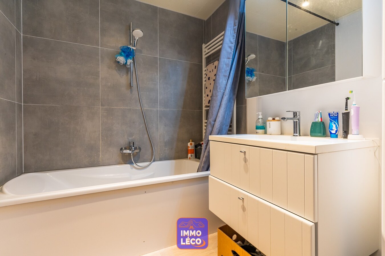 Appartement TRIPLEX trois chambres avec entrée indépendante et garage 